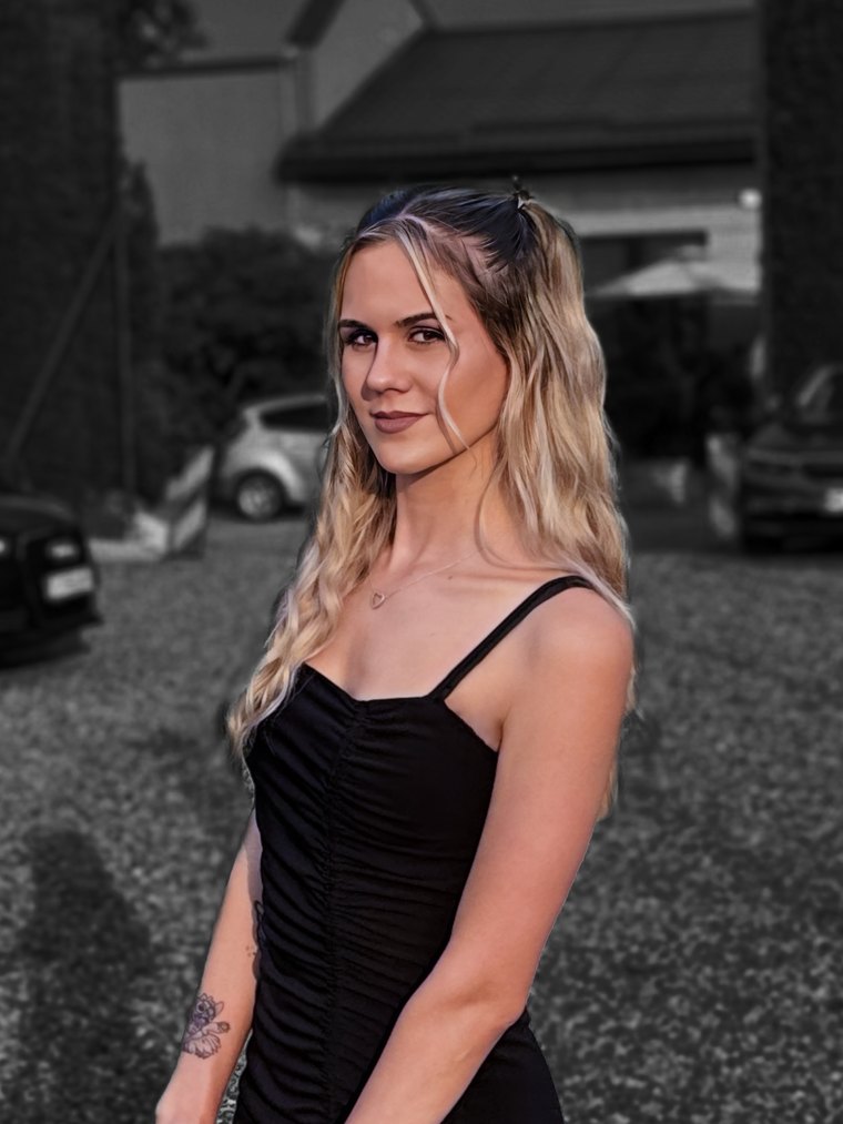 Alexandra, Designer Grafic Principal